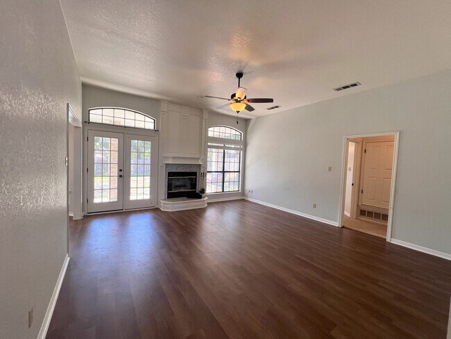 Building Photo - Gorgeous Craftsman home in well establishe...
