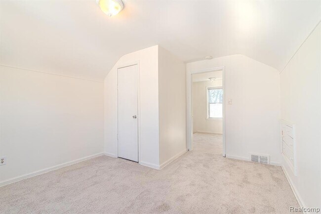 Building Photo - 1216 E George Ave