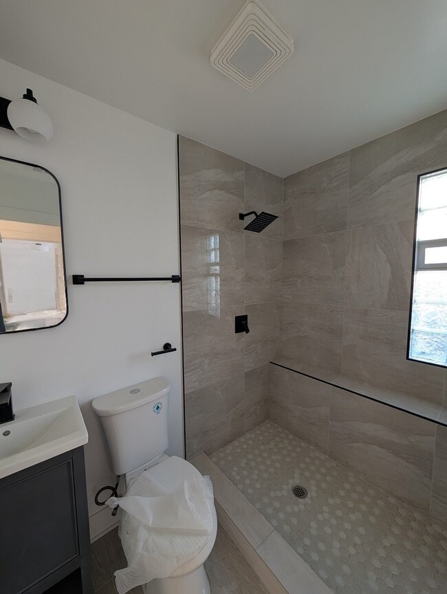 Building Photo - 916 N Noble St