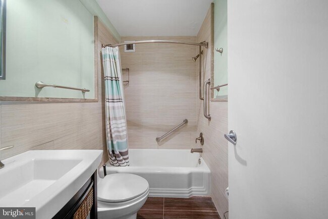 Building Photo - 6641 Wakefield Dr
