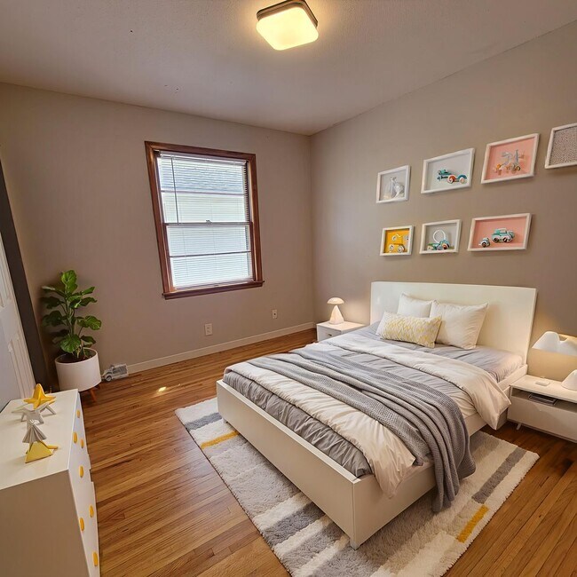 Building Photo - Renovated Upper Level Duplex - Armatage Neighborhood