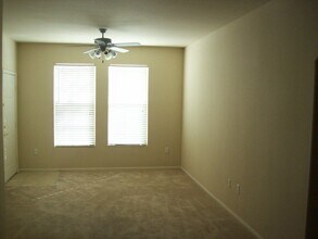 Building Photo - Ground floor one bedroom in luxury gated S...