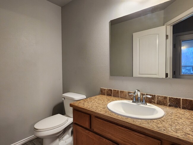 Building Photo - 912 E Georgia Ave