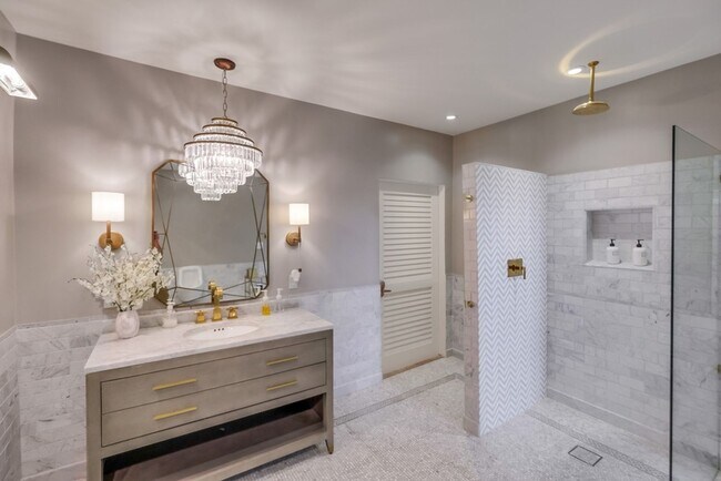 Building Photo - 621 E 99th St