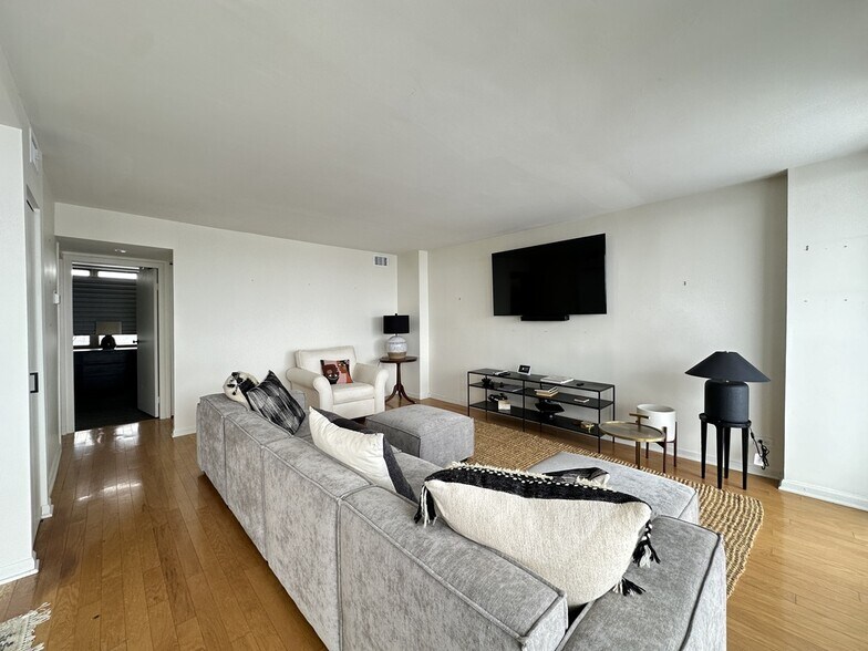 Building Photo - 6701 S Crandon Ave