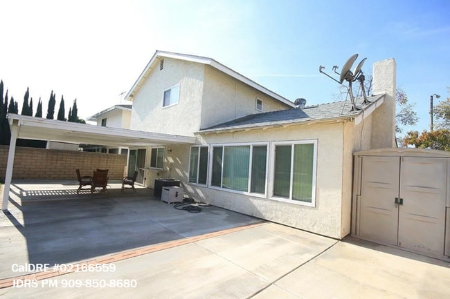 Building Photo - Walnut 3 Bedroom Home