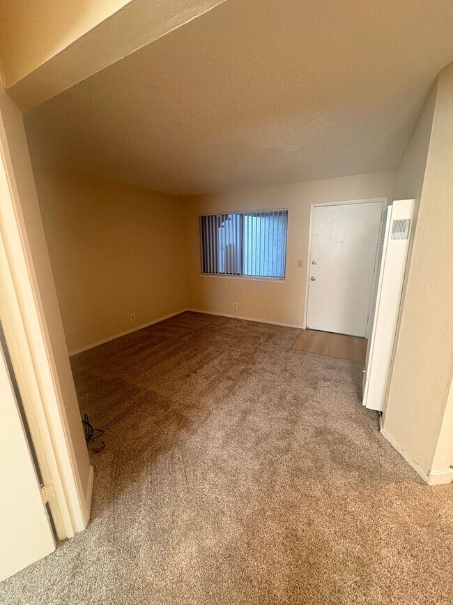 Building Photo - 1st floor 1 bedroom 1 bath apartment w/ assigned parking!