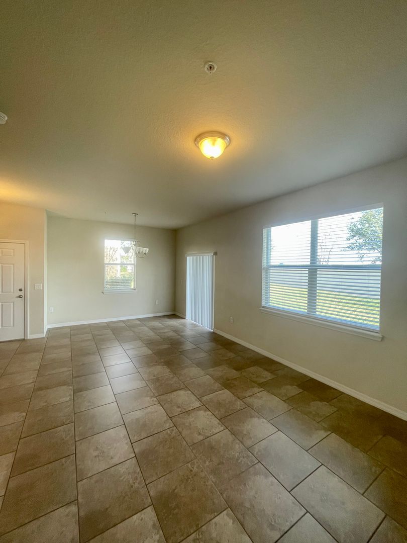 Building Photo - 3 Bedroom / 2.5 Bath / 2 Car Garage Townho...