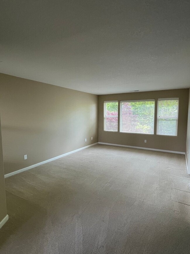 Building Photo - Large Beautiful 4 Bed, 2.5 Bath House!