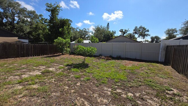 Building Photo - Charming 2BR/2BA + 1 car garage with Large Backyard in Sarasota