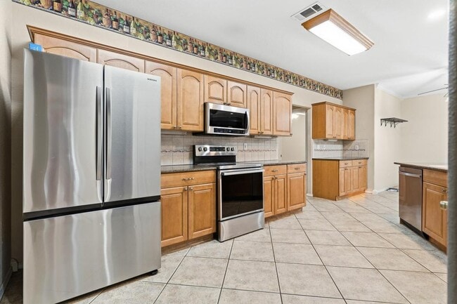 Building Photo - 1717 Red Oak Dr
