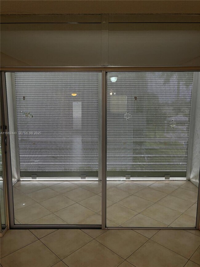 Building Photo - 3000 Sunrise Lakes Dr W