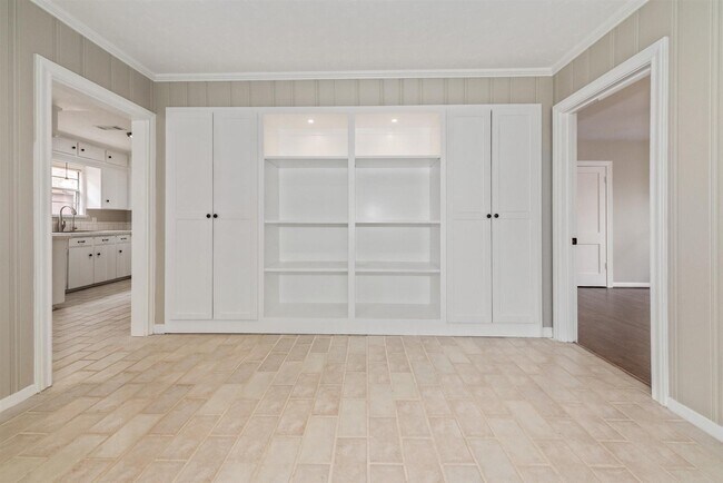 Building Photo - 1011 W 41st St