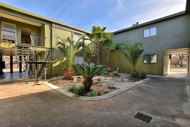 Building Photo - 303 W 40th St