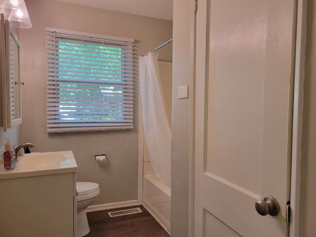 Building Photo - Sweet Home — 3 Bedroom with Garage & Stainless Steel Appliances