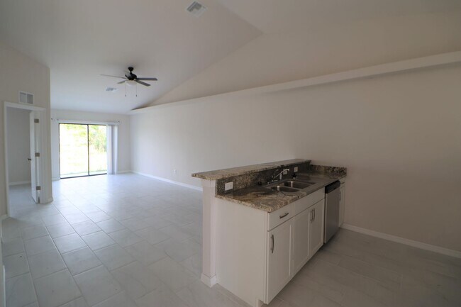 Building Photo - 3/2 Duplex newer waterfront