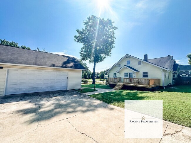 Building Photo - Spacious 4-bedroom Home in Woodruff