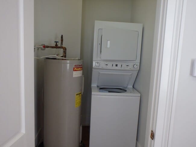 Building Photo - Two Bedroom Townhome Close to Forsyth Park