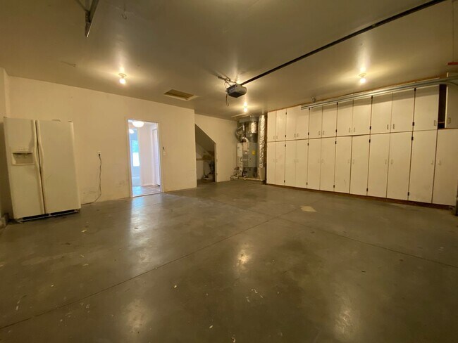 Building Photo - Large 3bed, 2bath, 2car garage duplex unit 1,710sq.ft. with RV parking