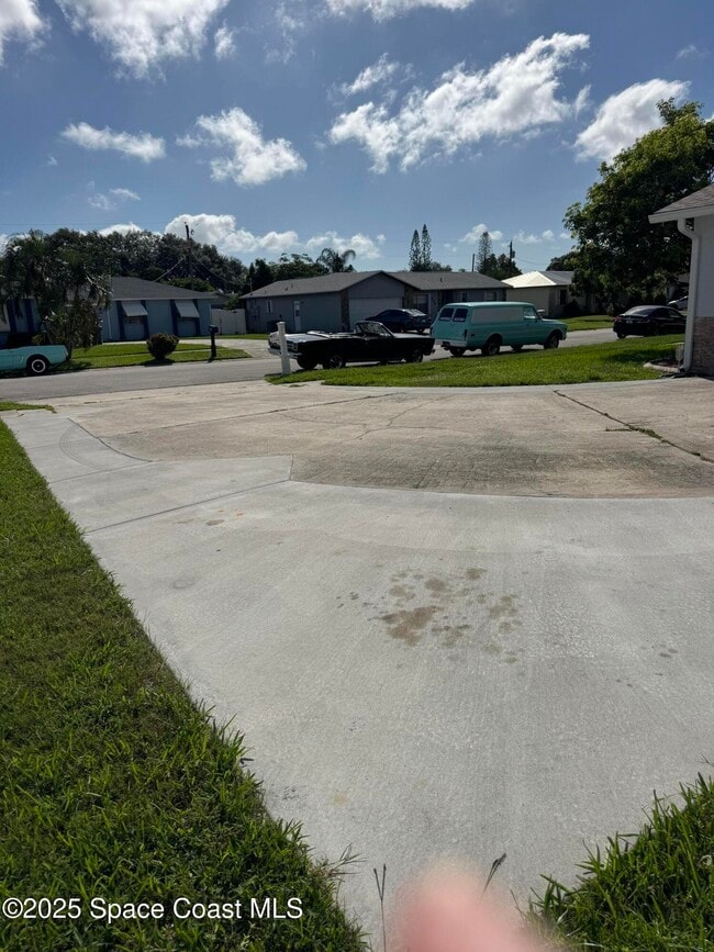 Building Photo - 2841 College View Dr