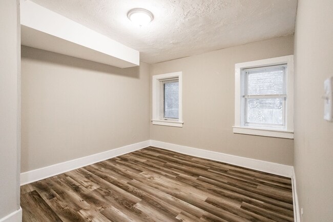 Building Photo - Historic Style, Modern Comforts, Prime Location