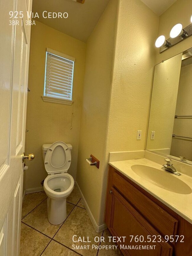 Building Photo - Beautiful Chula Vista 3bed+1 Loft, 2.5 bat...