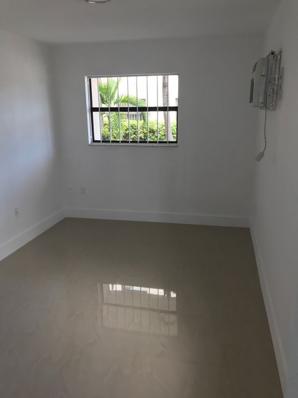 Building Photo - 142 SW 18th Ave