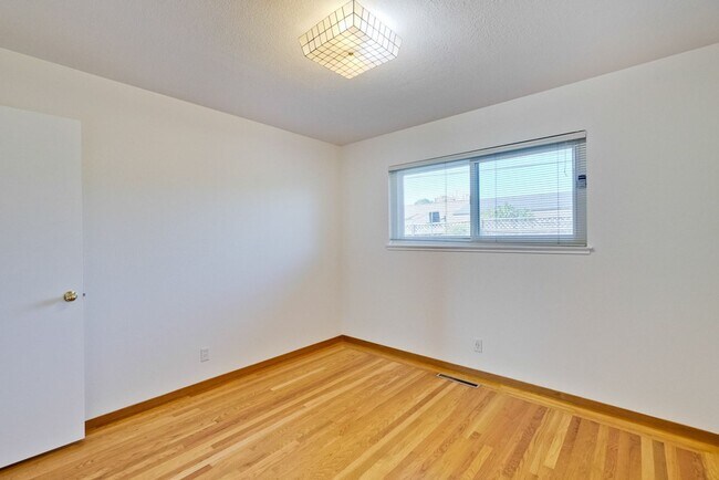 Building Photo - 5097 Forest Glen Dr
