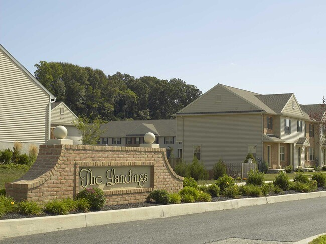 Building Photo - 106 Landing Cir