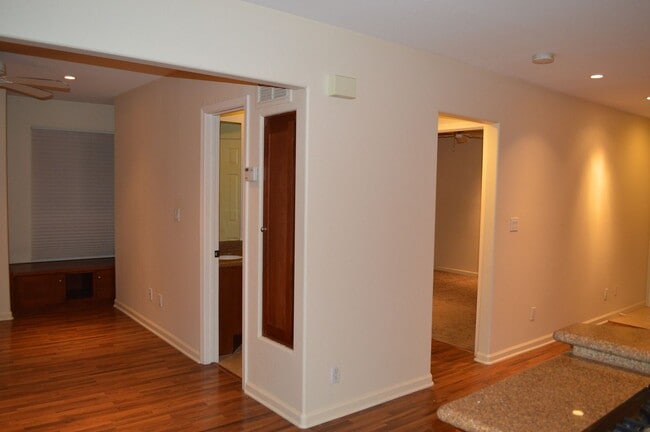 Building Photo - 1 Bedroom Condo in Mission Hills