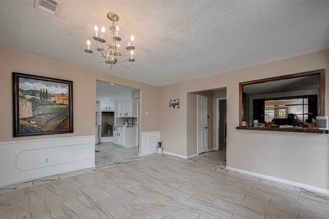 Building Photo - 811 Loire Ln