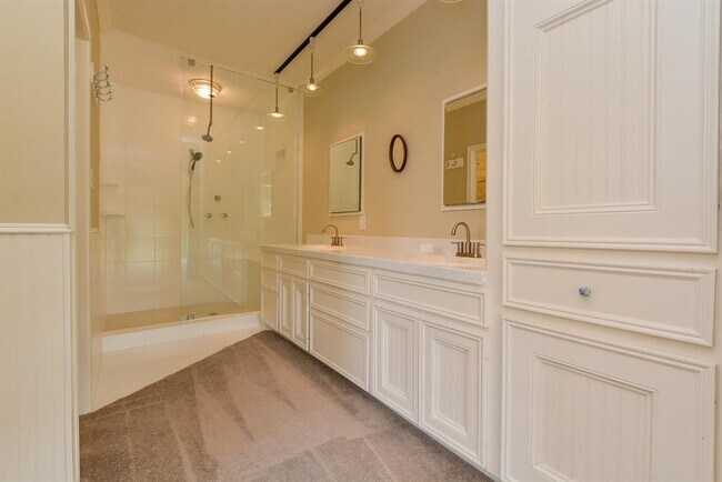 Building Photo - 1231 Creekford Cir
