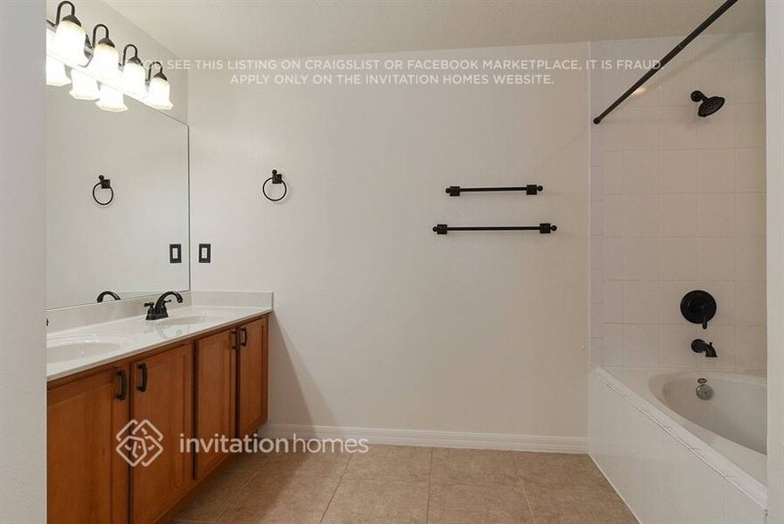 Building Photo - 2321 SW Kent Cir