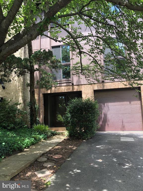 Building Photo - 3005 Mission Square Dr