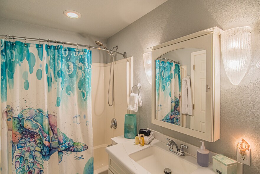 Building Photo - 2247 S Waterman Dr