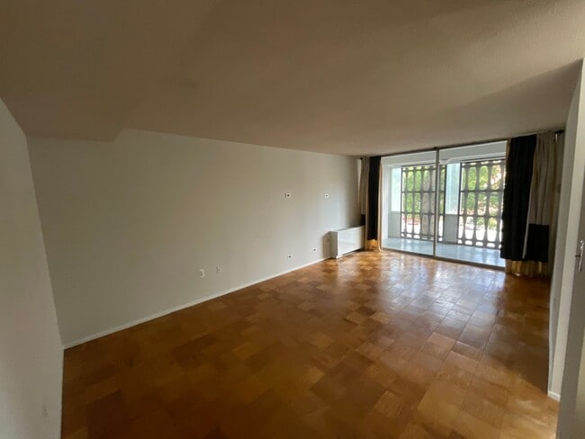 Building Photo - Spacious RiverPark 1 bedroom located near ...