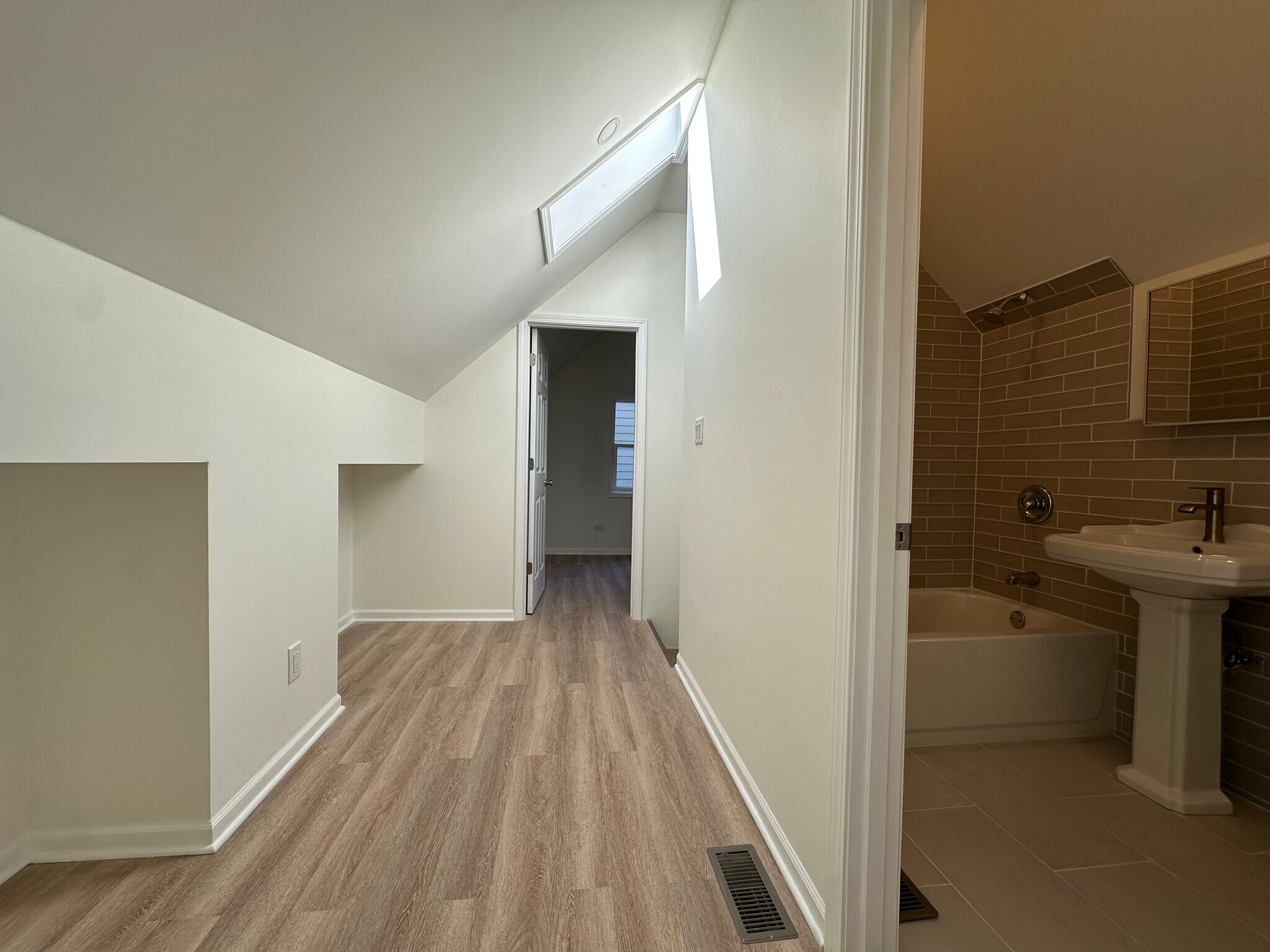 Building Photo - 2045 N Damen Ave