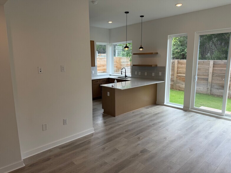 Building Photo - Room in Apartment on Riverside Farms Rd