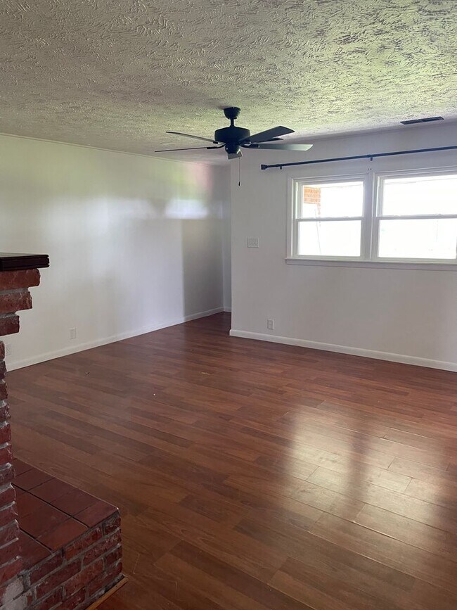 Building Photo - 3 Bed 1 Bath Home - Russellville