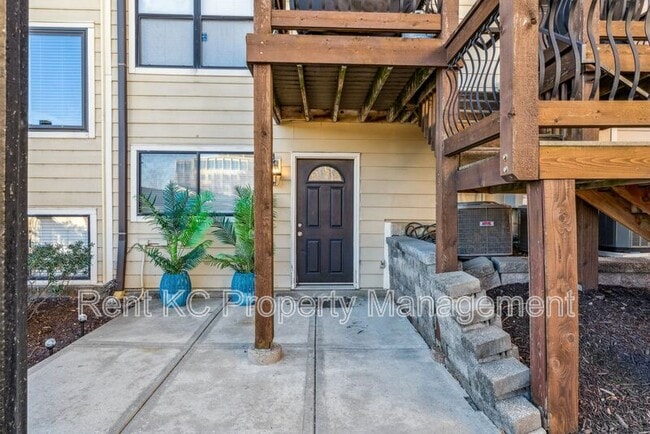 Building Photo - 530 W 10th St