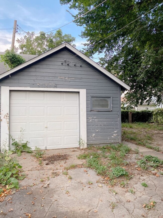 Building Photo - 3 bedroom 1 bath house!