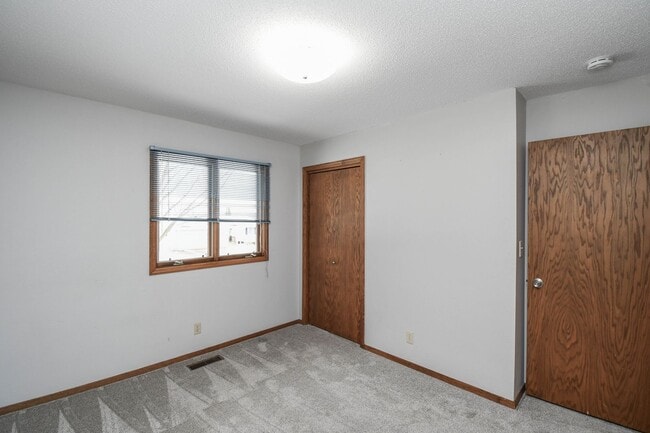 Building Photo - Spacious 5-Bedroom Split-Level in Southwest Sioux Falls with 4-Season Room & Fenced Yard!