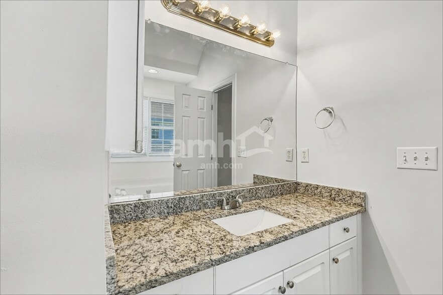 Building Photo - 2713 Denbel Cir