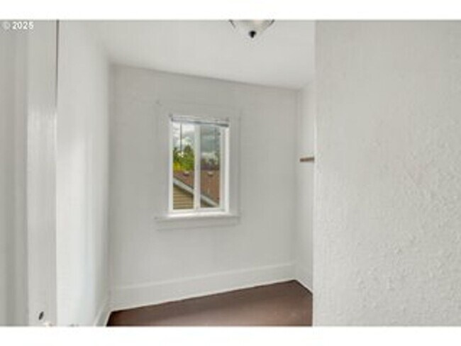 Building Photo - 1174000