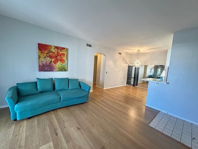 Building Photo - 3 bedroom 2 bathroom Summerlin condo!