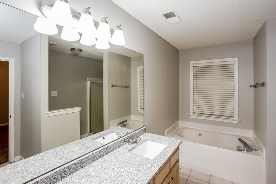 Building Photo - 5846 White Ridge Cir E