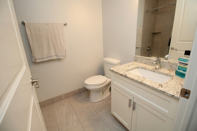 Building Photo - 1609 W Warren Blvd