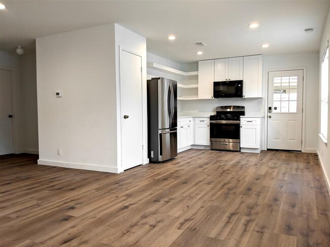 Building Photo - 6211 Palm Cir