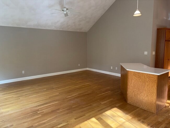 Building Photo - 13 Meadowbrook Rd