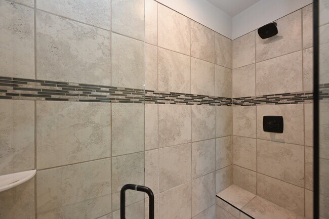 Building Photo - Updated Gallatin Townhome | 3BR + Garage, W/D Included